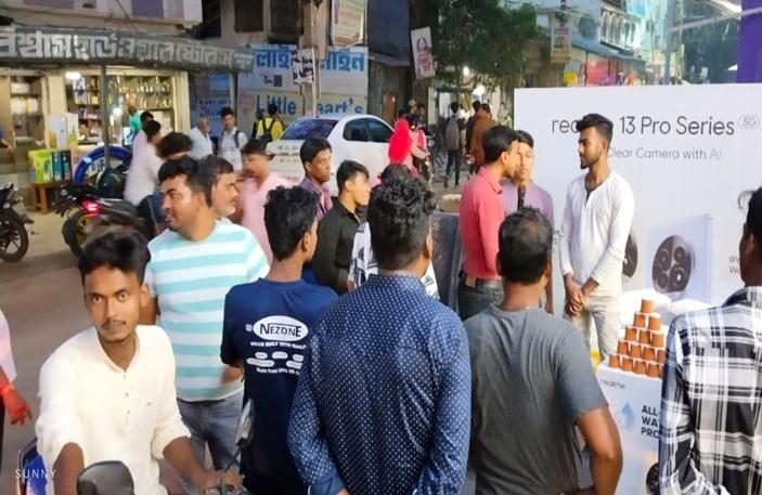 Realme mini pop-up crowd activation